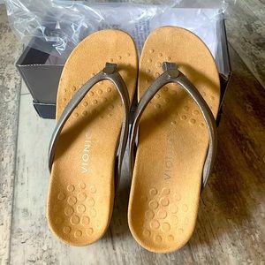 Vionic Mona Metallic Nwt 7